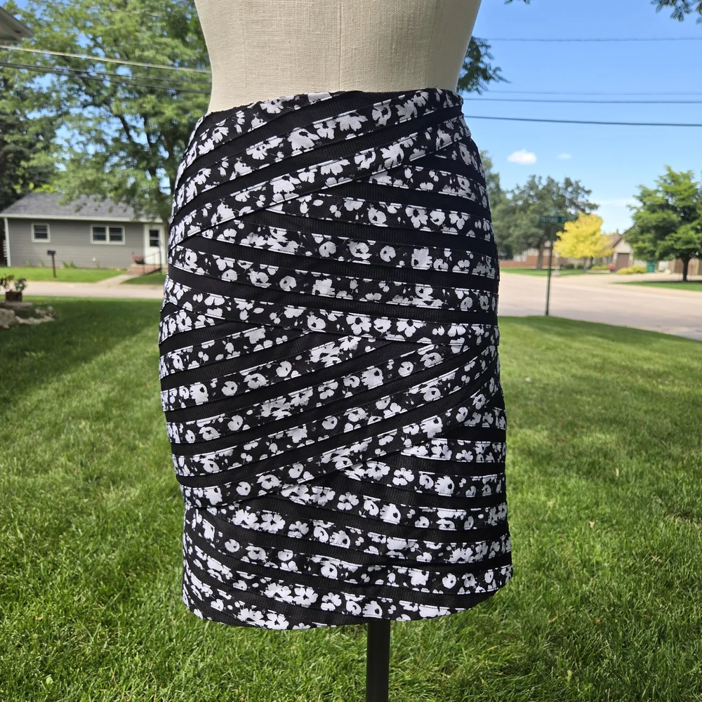 White House Black Market Black and White Patterned Pencil Skirt - Picture 2 of 7